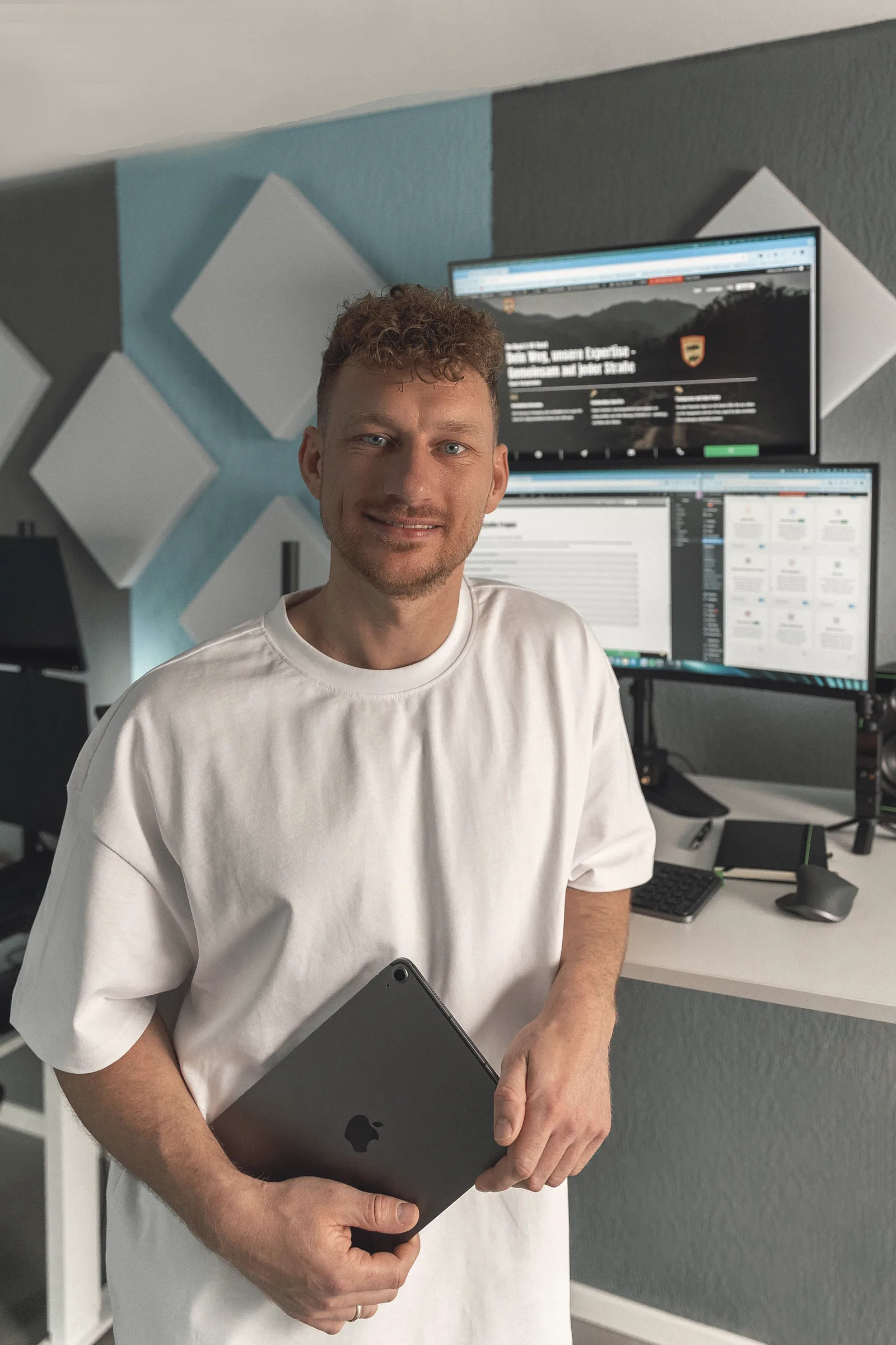 Eugen Minnich, Gründer von EUMi media, in seinem Studio in Öhringen