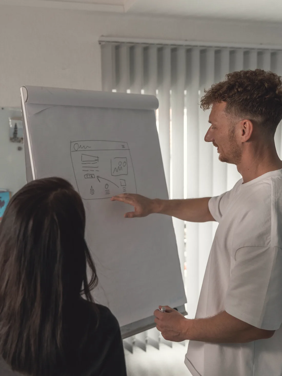 Eugen Minnich erklärt einer Kundin den Wireframe einer Startseite