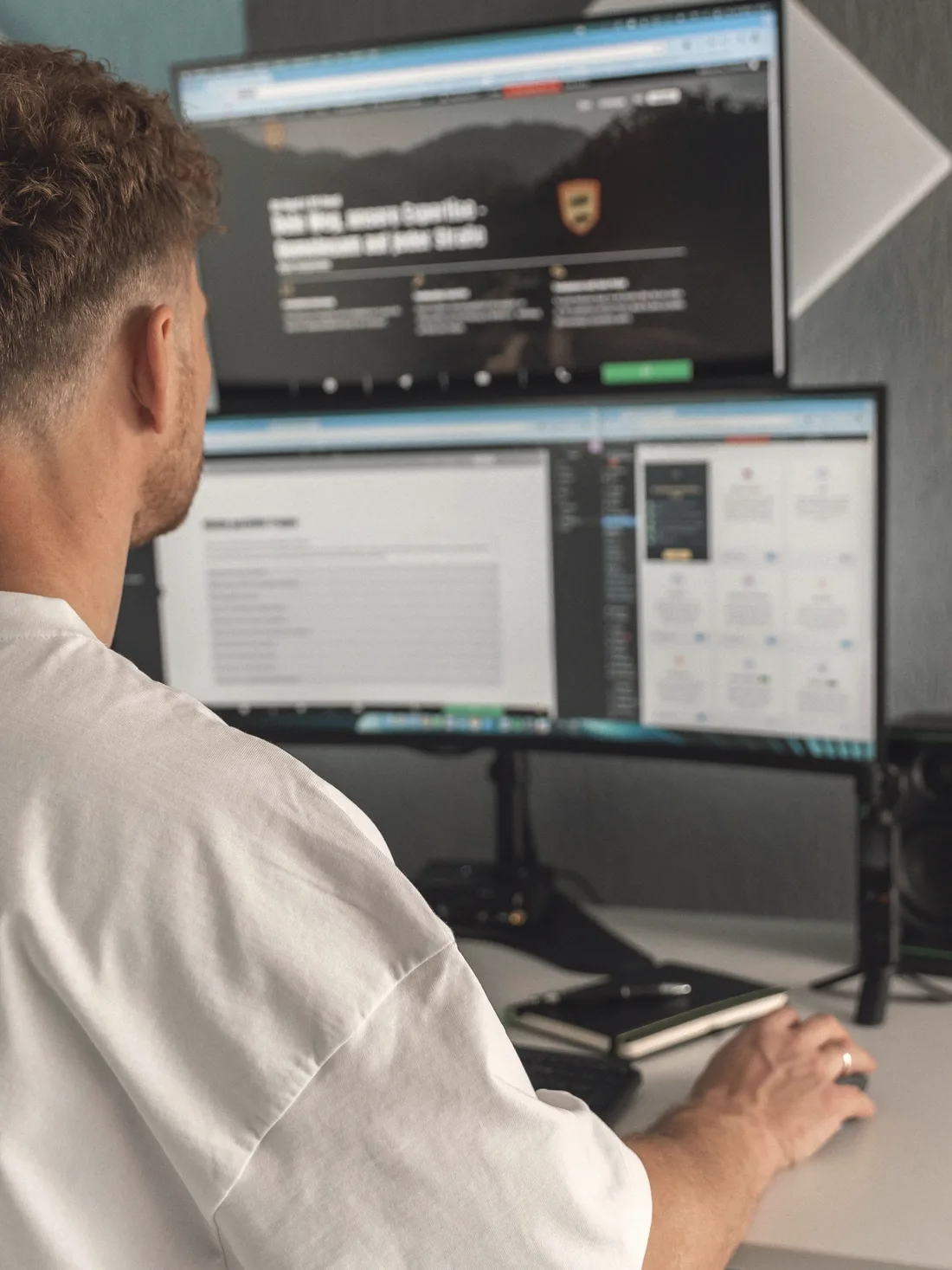 Eugen Minnich bei der Entwicklung einer Website an zwei Monitoren